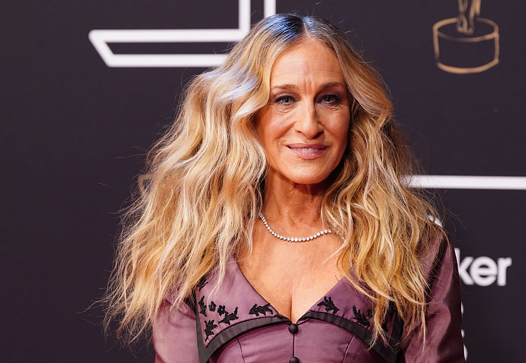 A moda pega? Sarah Jessica Parker abre nova tendência. Mas cuidado…