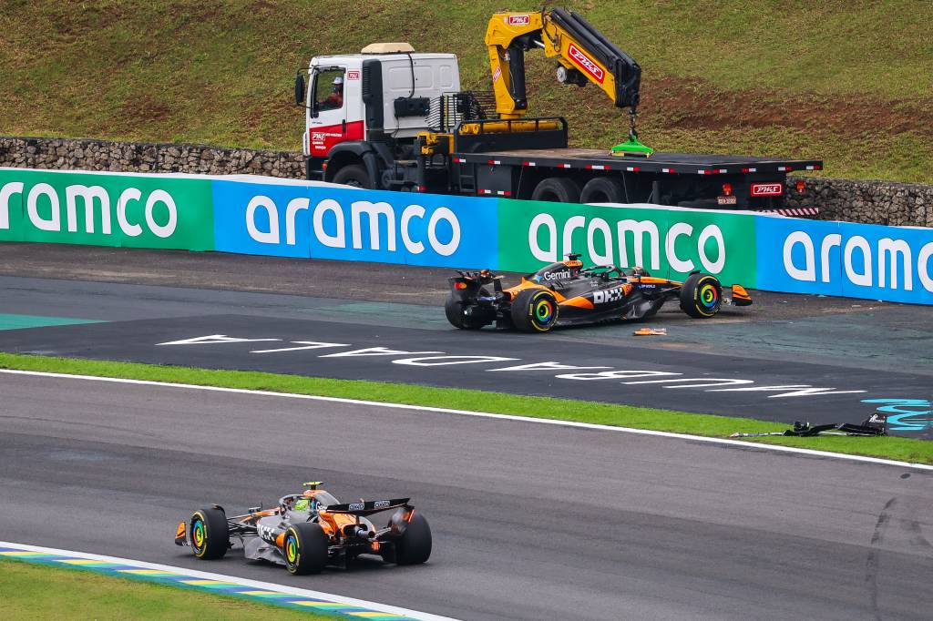 SAO PAULO, BRAZIL - NOVEMBER 8: Lando Norris of Great Britain driving the (4) McLaren MCL39 on track passes Oscar Piastri of Australia driving the (81) McLaren MCL39 on track after Piastri crashes during the Sprint ahead of the F1 Grand Prix of Brazil at Autodromo Jose Carlos Pace on November 8, 2025 in Sao Paulo, Brazil. (Photo by Kym Illman/Getty Images)