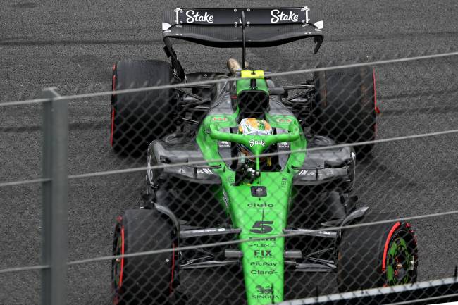 SAO PAULO, BRAZIL - NOVEMBER 09: Gabriel Bortoleto of Brazil driving the (5) Kick Sauber C45 Ferrari crashes out during the F1 Grand Prix of Brazil at Autodromo Jose Carlos Pace on November 09, 2025 in Sao Paulo, Brazil. (Photo by Rudy Carezzevoli/Getty Images)