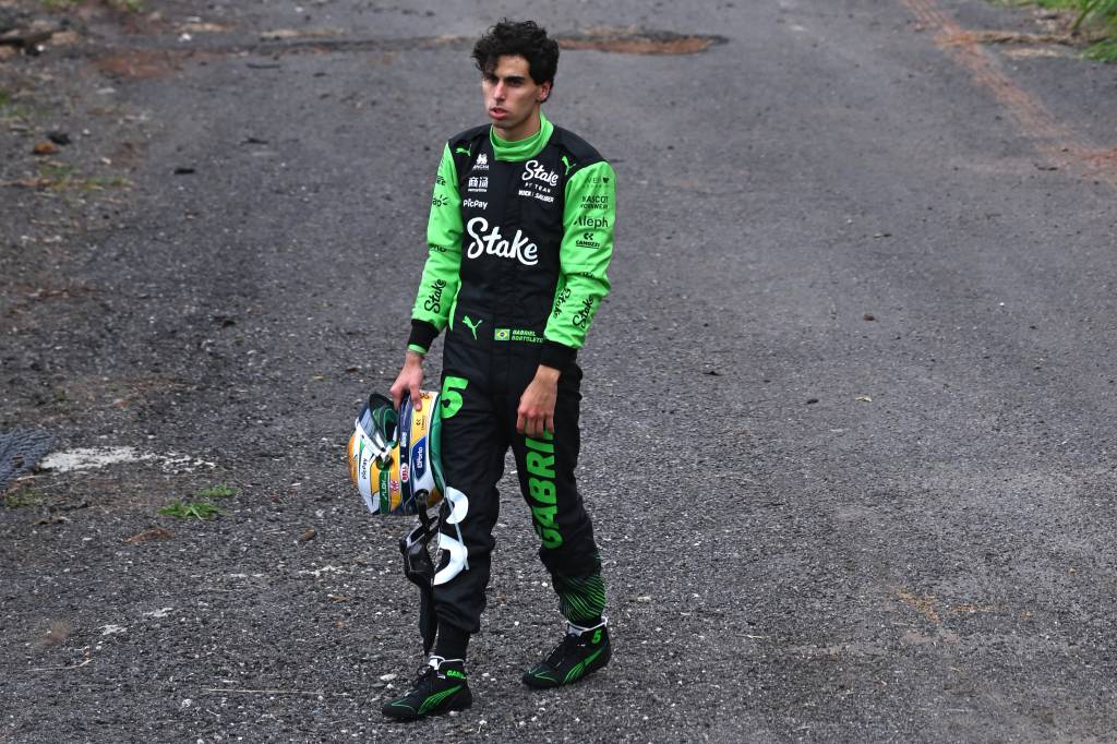 F1: Bortoleto bate em Interlagos e abandona na primeira volta