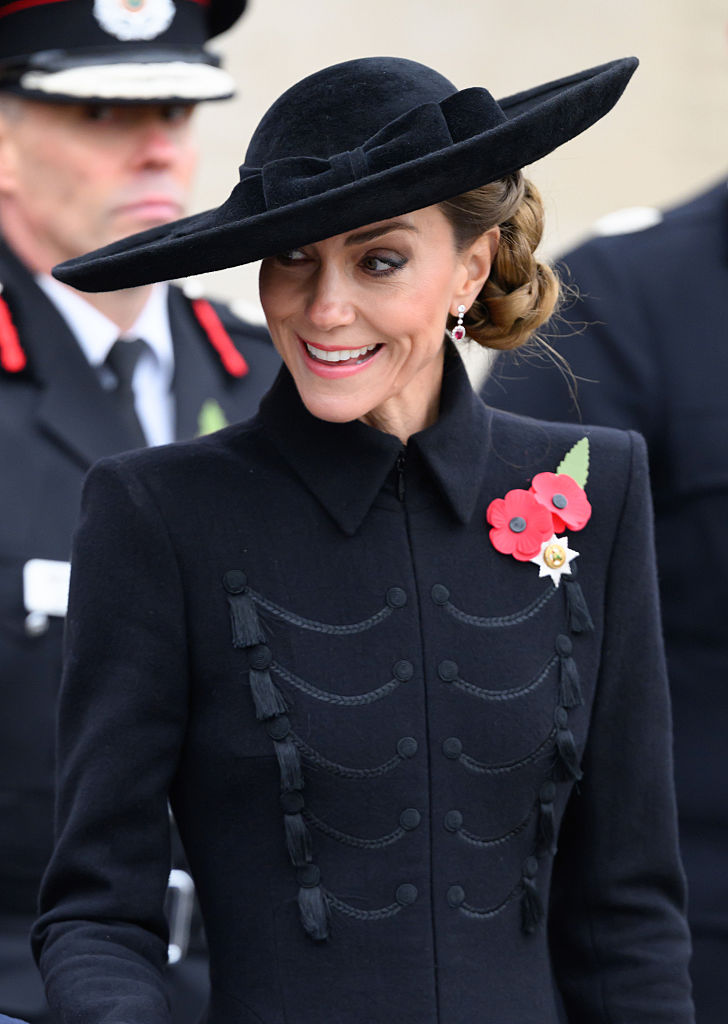 Kate Middleton veste Catherine Walker no Dia da Memória em 2025