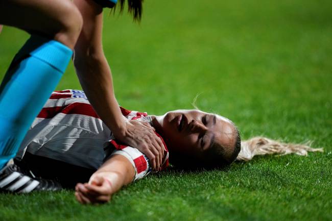 ALCALA DE HENARES, SPAIN - NOVEMBER 12: Andrea Medina Martin of Atletico de Madrid gets injured during the UEFA Women’s Champions League 2025/26 League Phase MD3, football match played between Atletico de Madrid and Juventus FC at Centro Deportivo Alcala de Henares on November 12, 2025, in Alcala de Henares, Madrid, Spain. (Photo By Oscar J. Barroso/Europa Press via Getty Images)