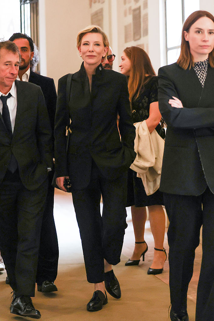 Cate Blanchett: all black da Louis Vuitton em sinal de respeito