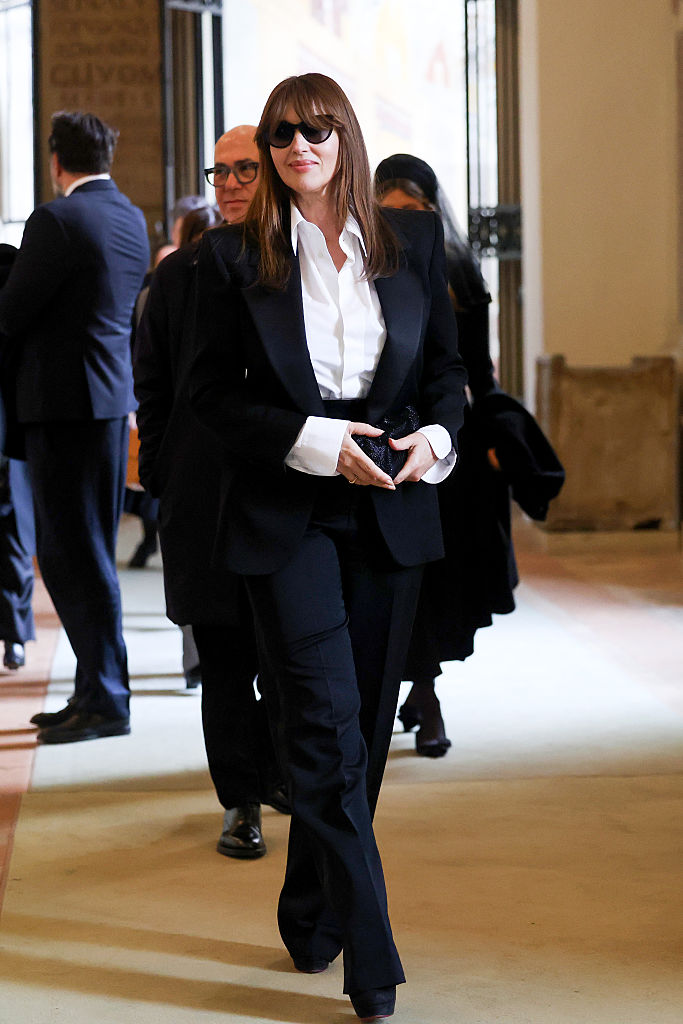 Monica Belluci: terno da Saint Laurent preto, com camisa branca: seguindo maior parte da regra