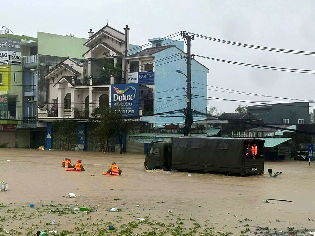 19 November 2025, Vietnam, Quy Nhon: Heavy rain and landslides have caused flooding in Vietnam in recent days. The water flooded the city of Quy Nhon by more than two meters in some places. The National Center for Hydro-meteorological Forecasting announced that it would continue to rain heavily in the region on Wednesday, with up to 400 millimetres of rainfall expected in some areas. The authorities warned of further flooding and landslides. Photo: Tran Van Thong/dpa (Photo by Tran Van Thong/picture alliance via Getty Images)
