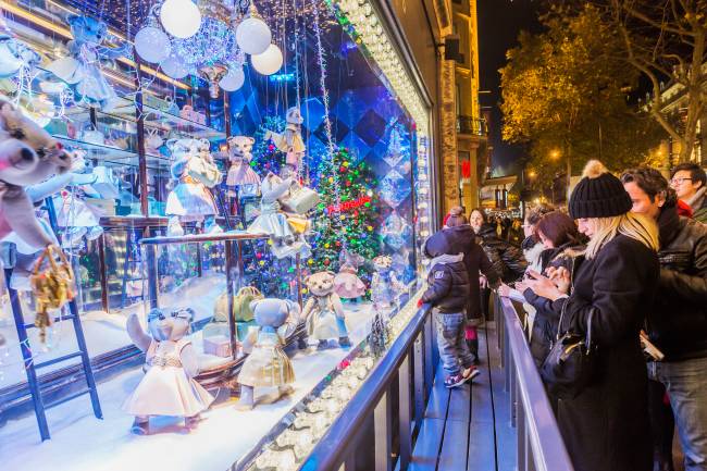 As vitrines do Boulevard Haussmann: lúdicas e vibrantes atraem clientes e turistas no fim do ano