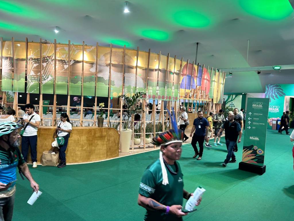 Entrada na zona verde da COP tem tumulto, desmaio e desfile de roupas típicas