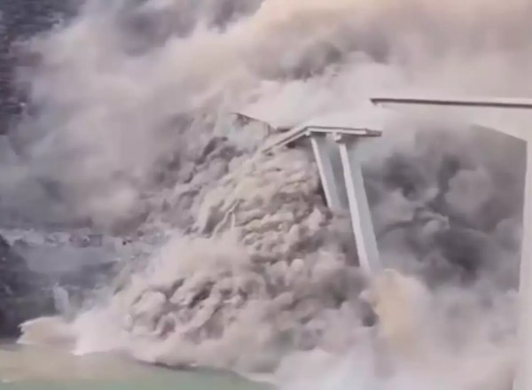 Frame do vídeo que mostra a ponte Hongqi, na China, desabando