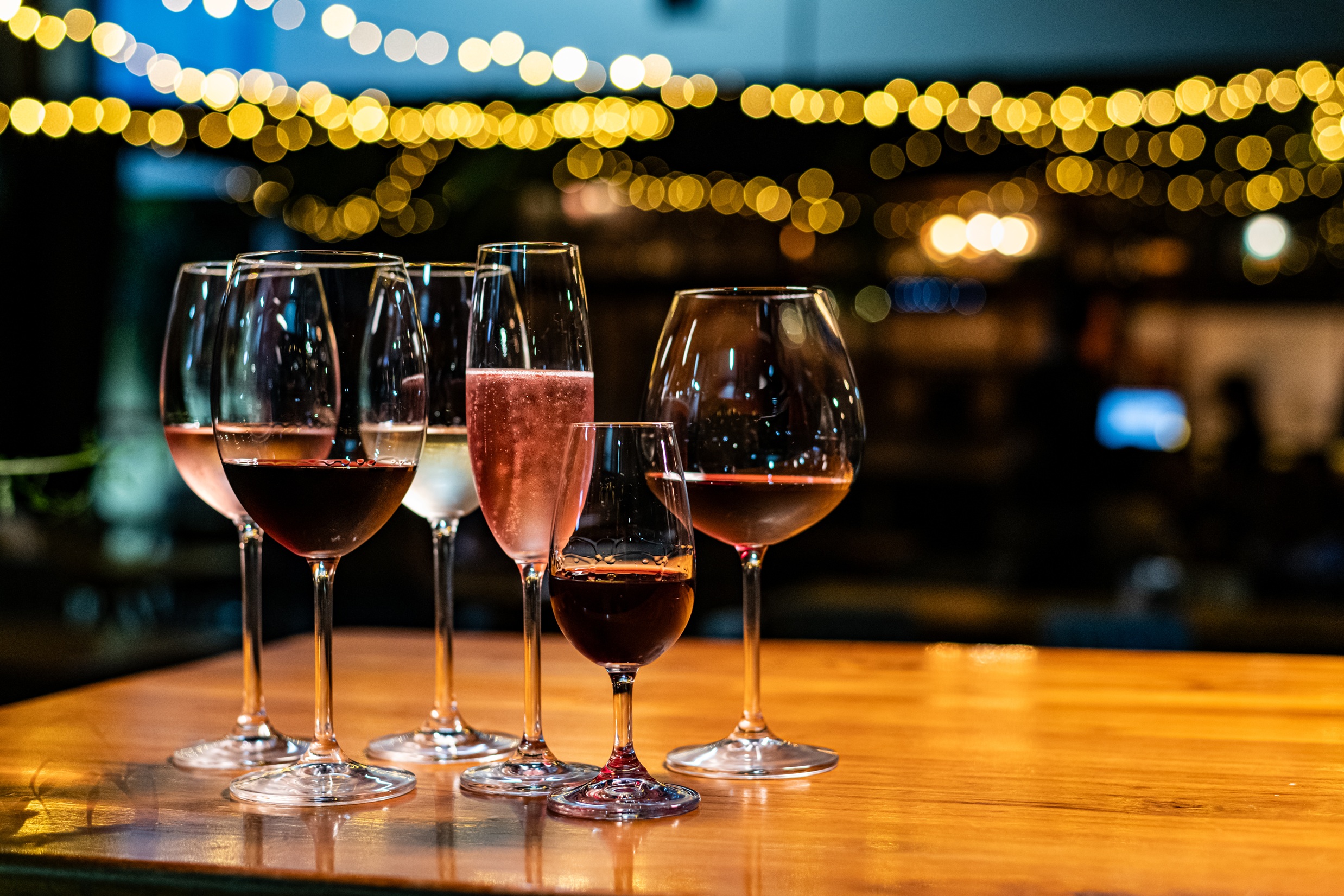 Telmo Ximenes Fotografia IVV Swinebar: vinhos em diferentes variedades em taça ou garrafa