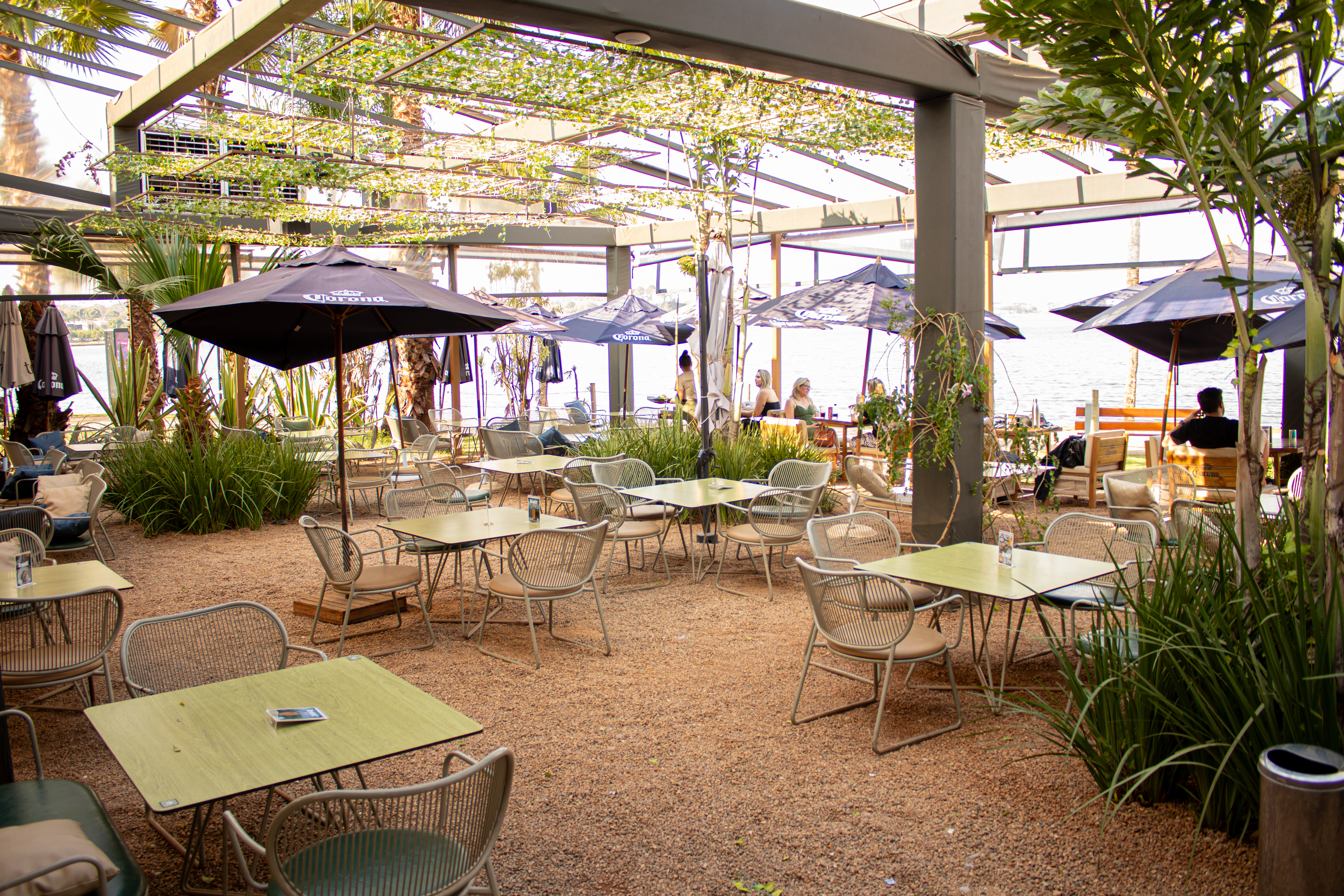 Izzi Wine Garden Izzi Wine Garden: no Pontão do Lago Sul, vista privilegiada