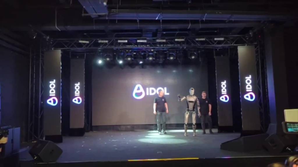 Vídeo: robô humanoide da Rússia ‘cai de cara no chão’ durante estreia