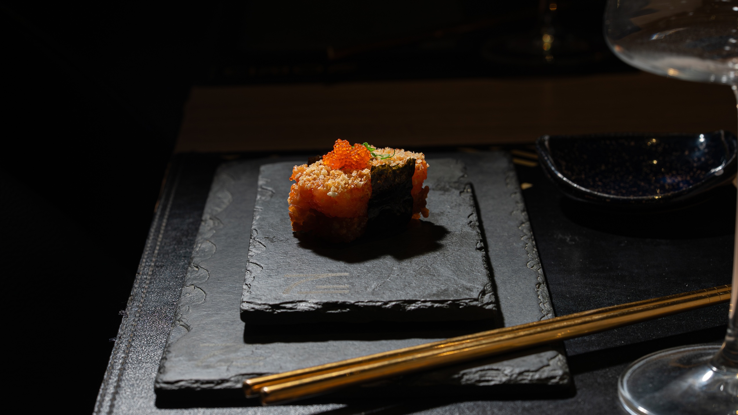 Noru Sushi Noru Sushi: crispy de arroz, tartare de salmão e ovas, atração no omakassê