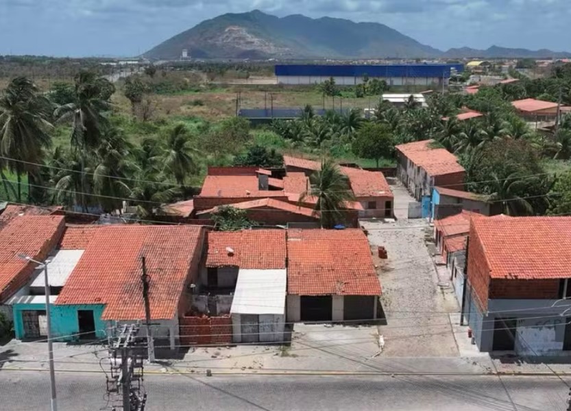 Pacatuba, na região metropolitana de Fortaleza, onde cerca de trinta famílias tiveram que deixar suas casas por conta de ameaças de facções criminosas