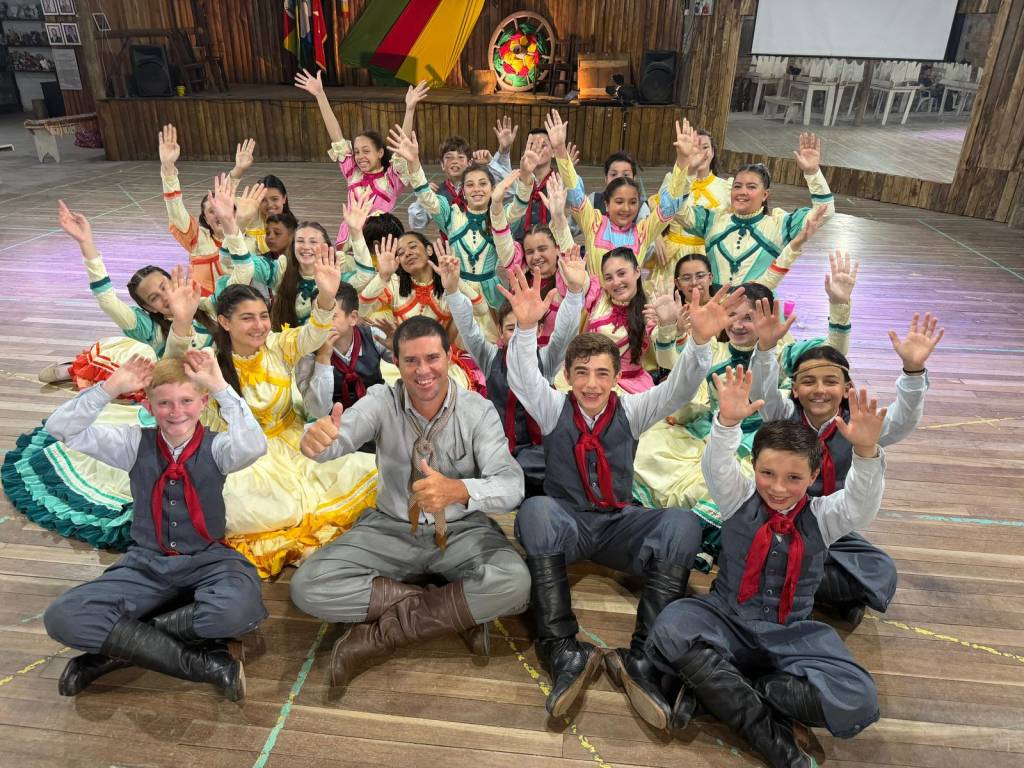 Adolescentes são desafiados a ficar 15 dias sem telefone em reality show