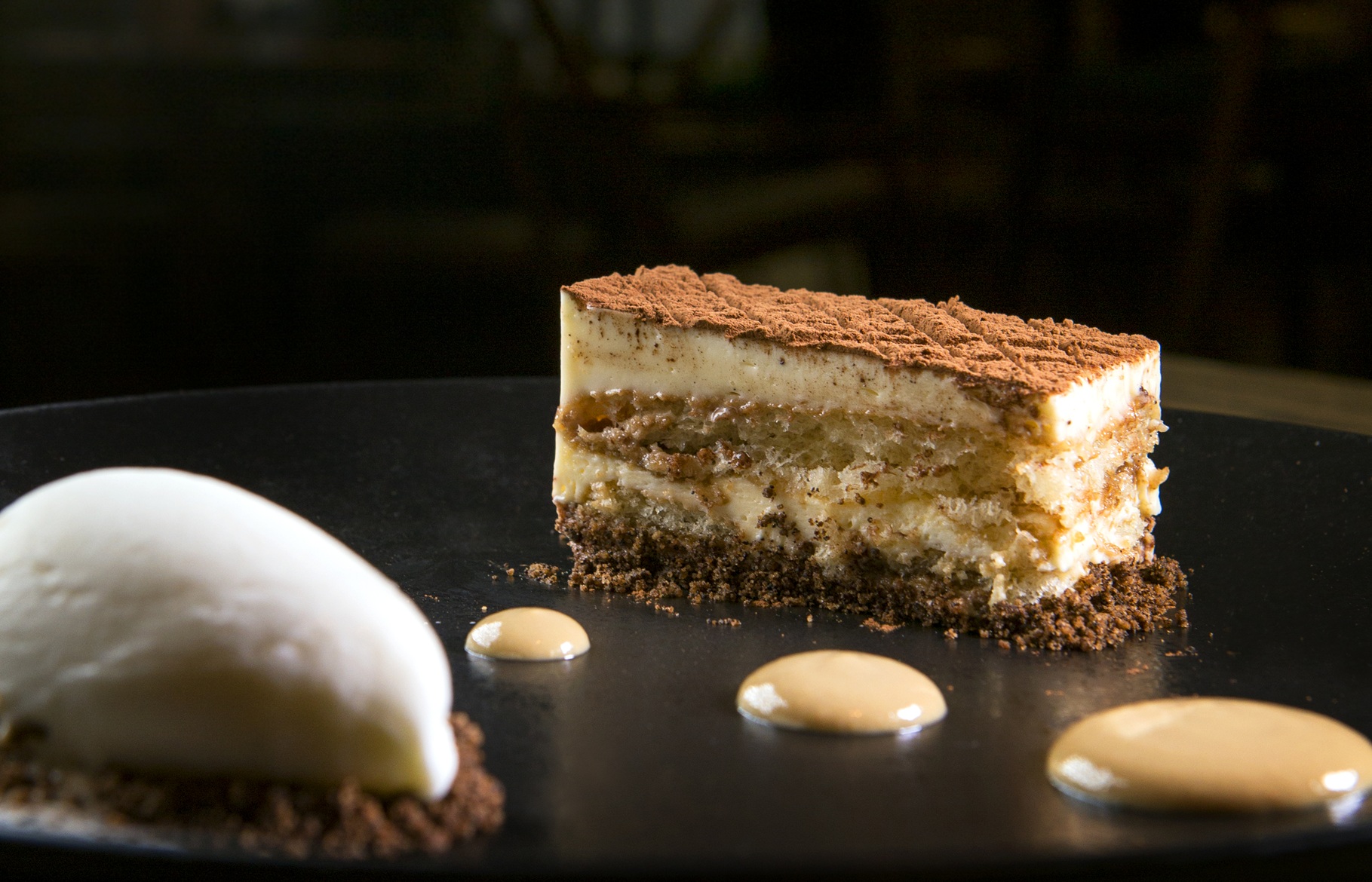 Piselli_tiramisu Piselli: tiramisu com crumble de café e sorvete de panacota