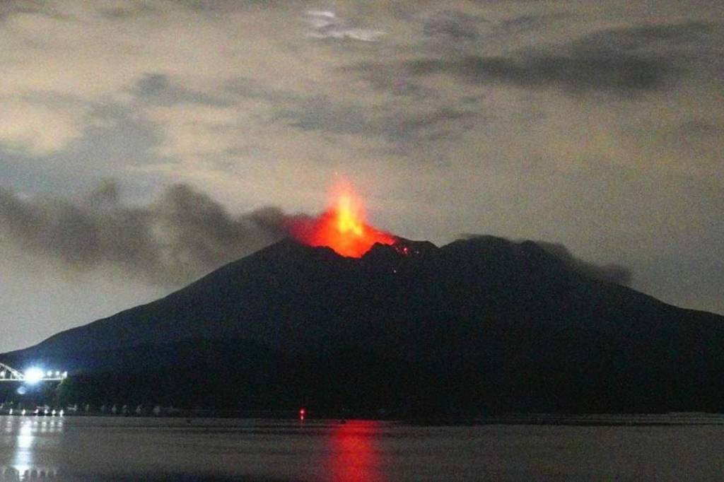 Erupção do vulcão Sakurajima provoca cancelamento de voos no Japão