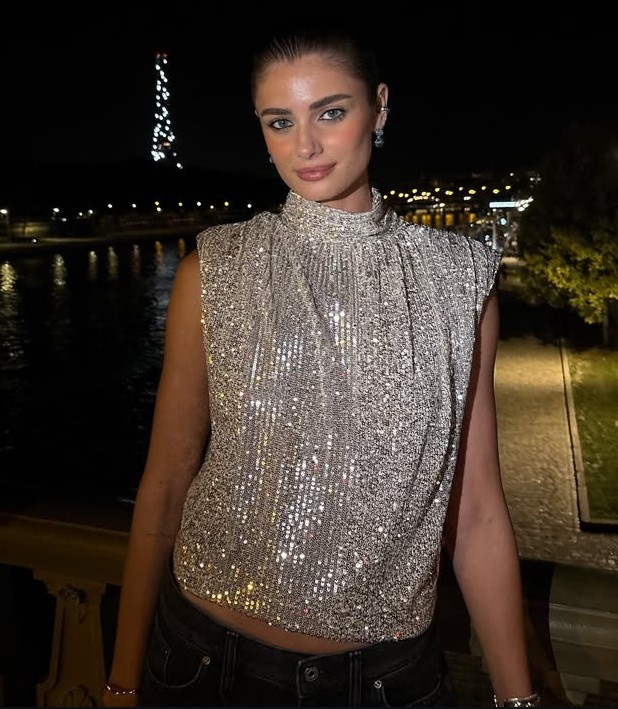 Taylor Hill: up prateado no visual jeans em Paris