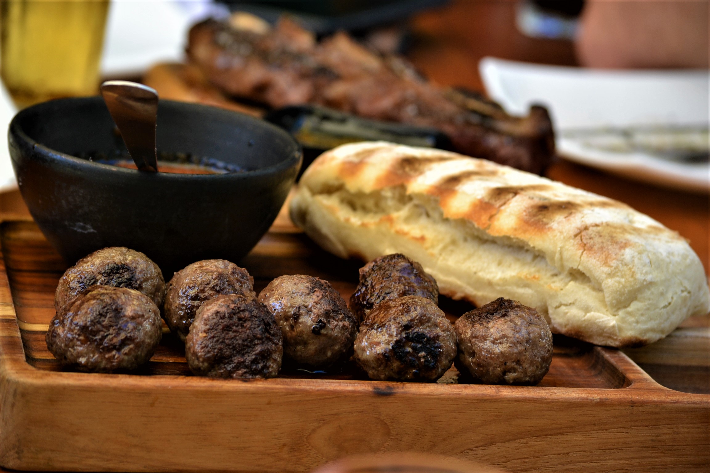 Superquadra - almôndega2 - luciana barbo Superquadra: almôndegas acompanhada de molho de tomate