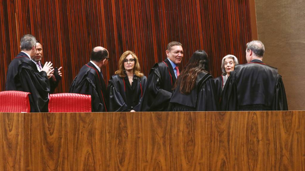 Às vésperas de um novo pleito, o TSE julga governadores por casos da eleição passada