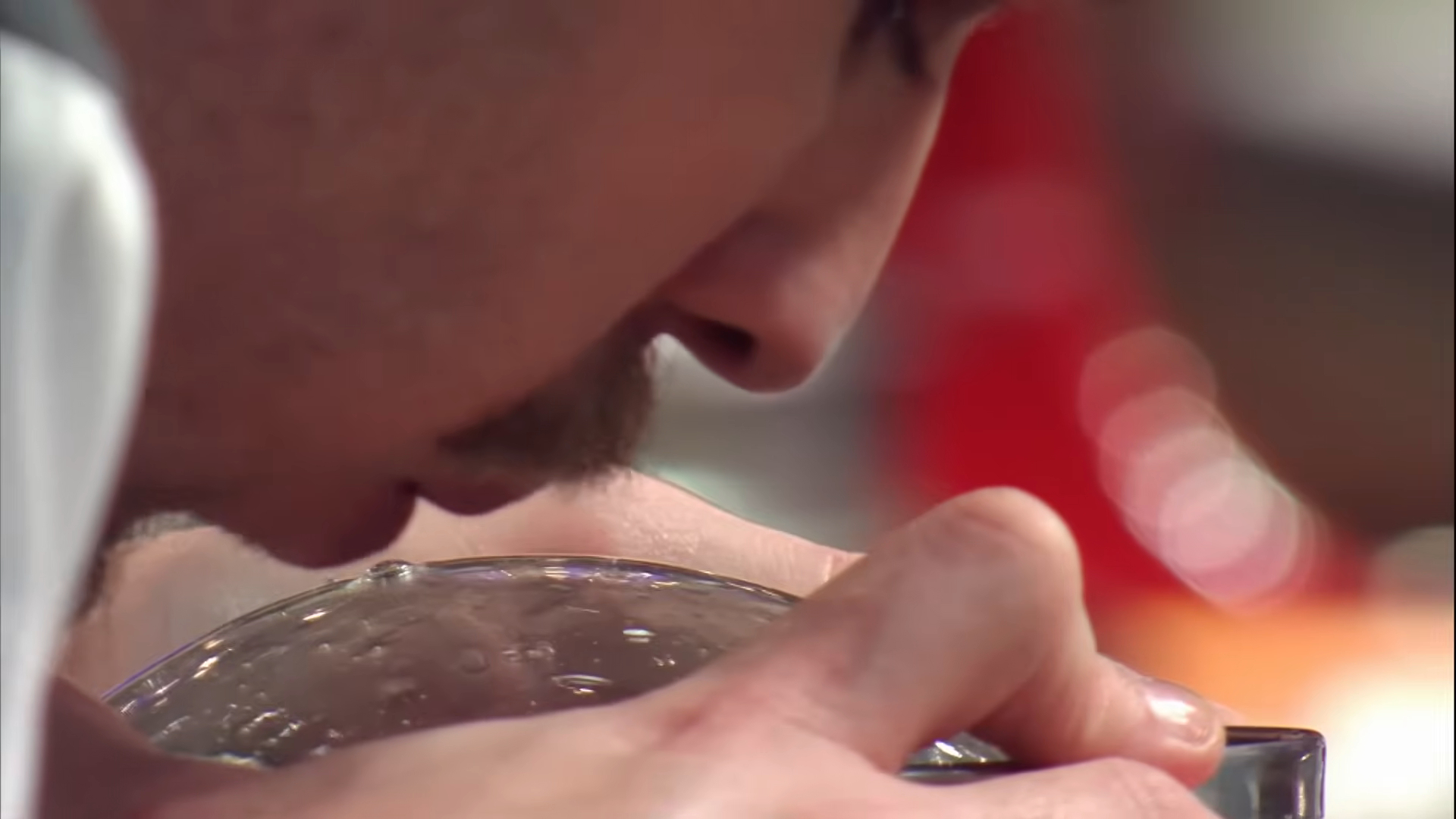 Momento em que Léo assopra a cúpula na final do 'MasterChef Confeitaria'