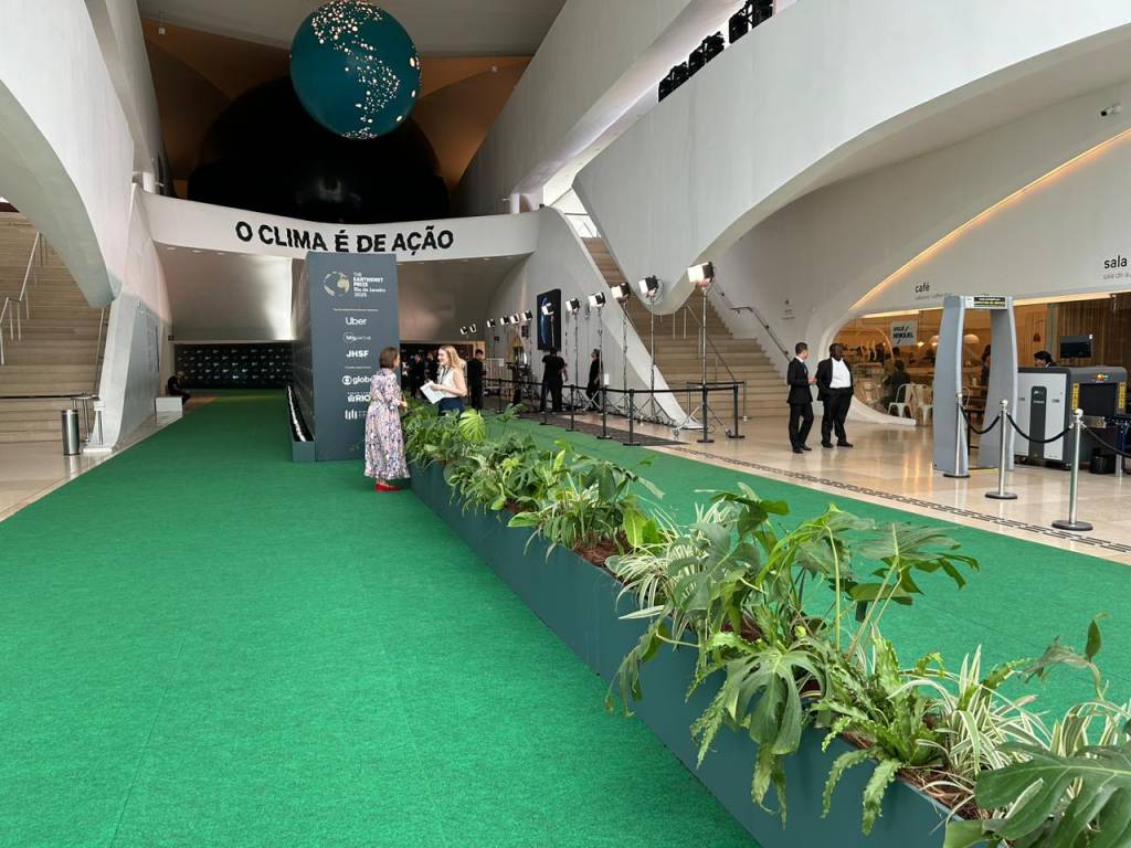 Príncipe William troca tapete vermelho por verde em prêmio no Rio