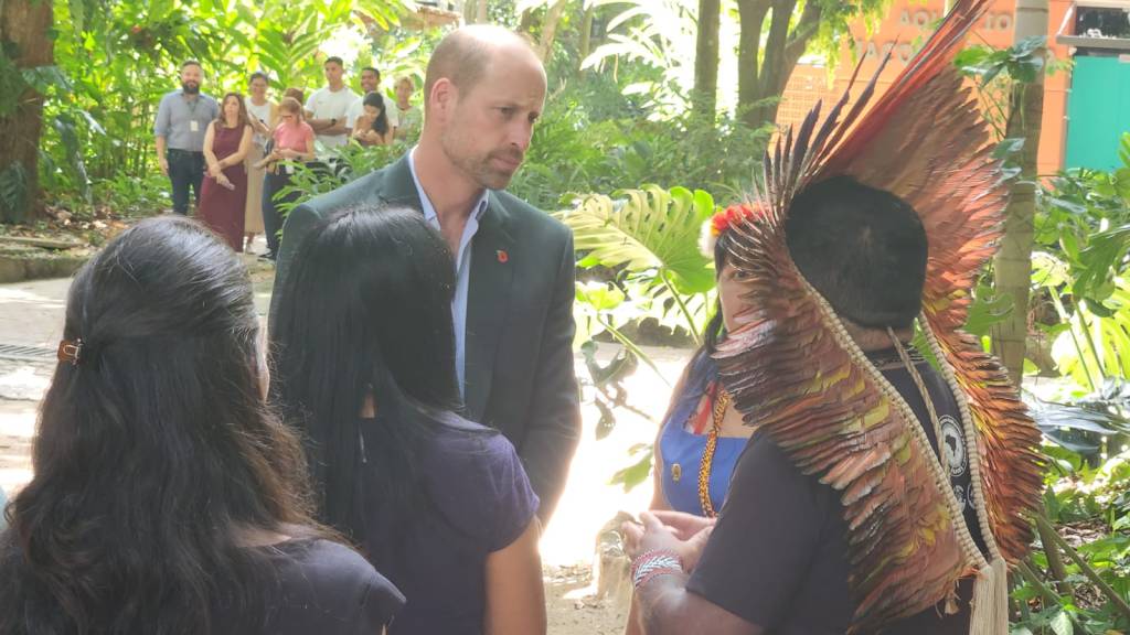 Em Belém, príncipe William planta árvore e defende proteção dos povos indígenas