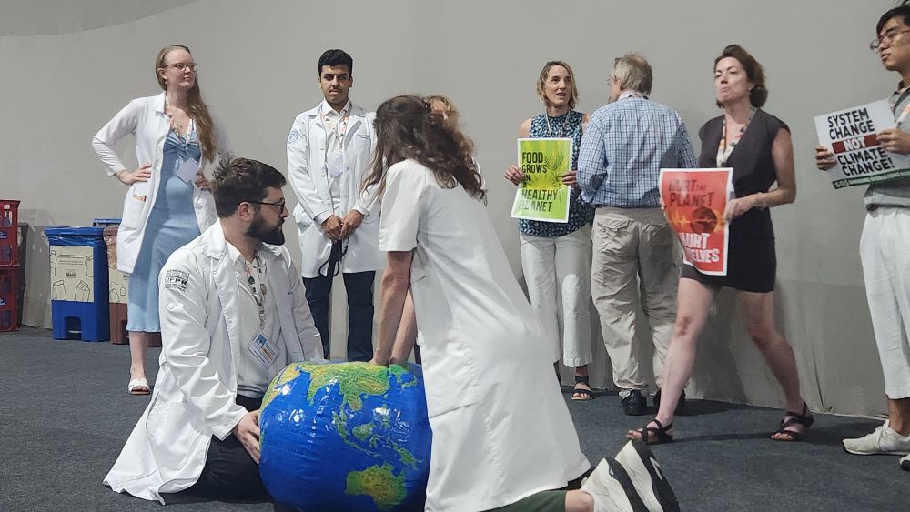‘Médicos’ reanimam Planeta Terra em protesto na COP30