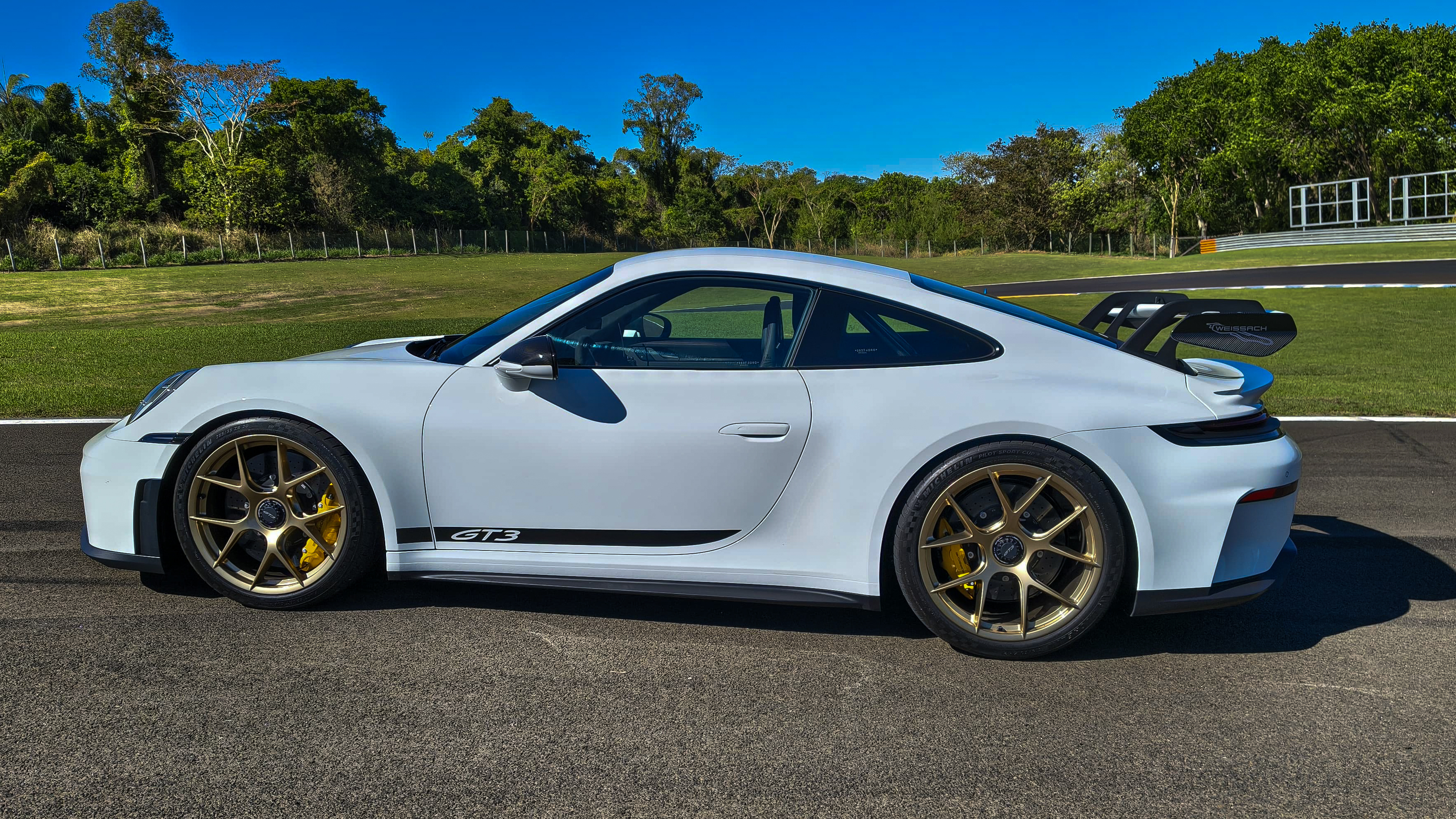 Com o pacote Weissach, GT3 ganha elementos em fibra de carbono aparente