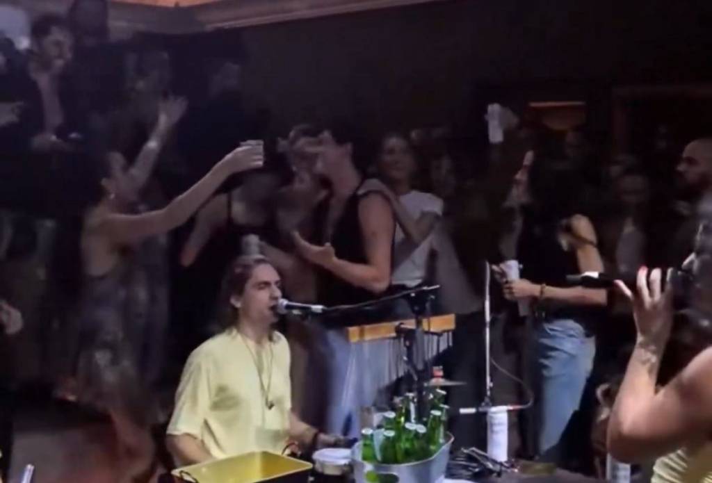 Vídeo: Dua Lipa e Shawn Mendes se jogam no samba em São Paulo