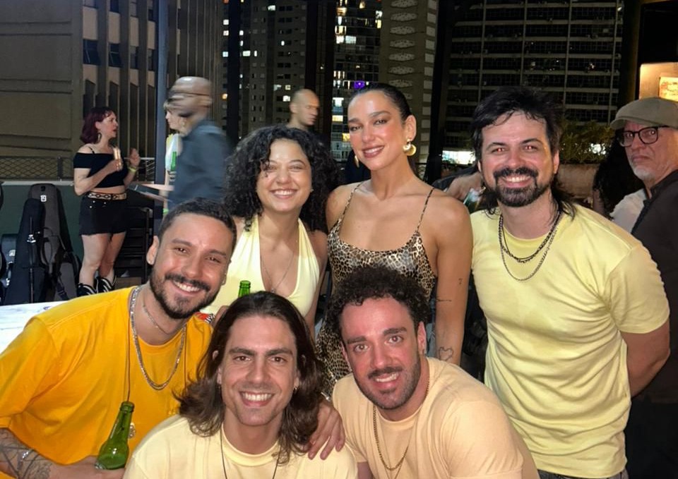 O que muda no grupo de samba que tocou com Dua Lipa no Brasil