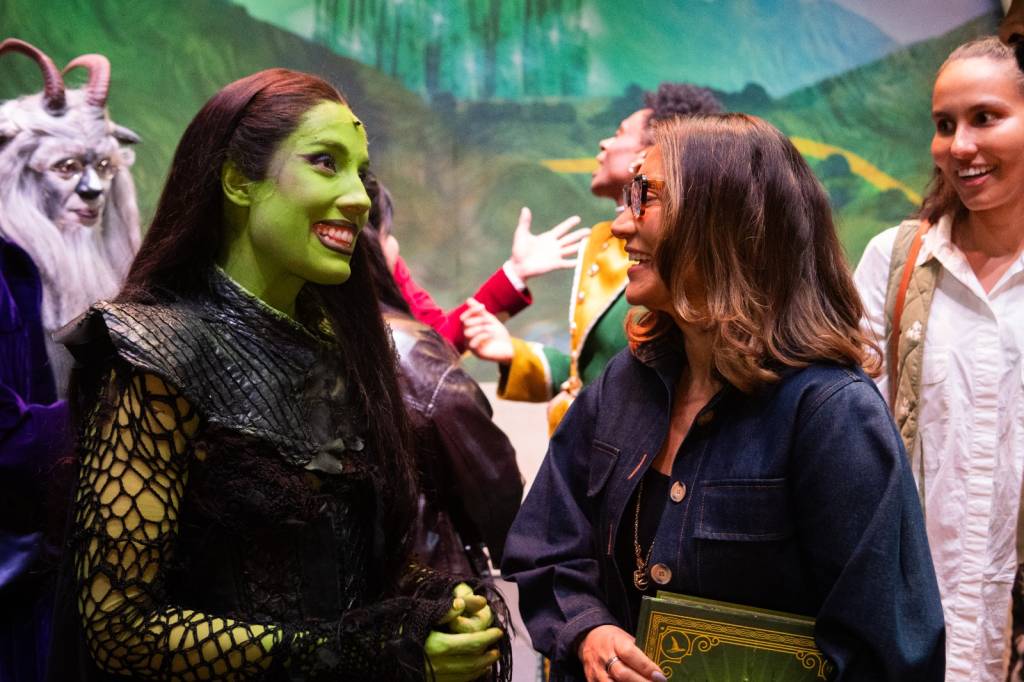 Janja assiste a musical ‘Wicked’ e ganha presente nos bastidores