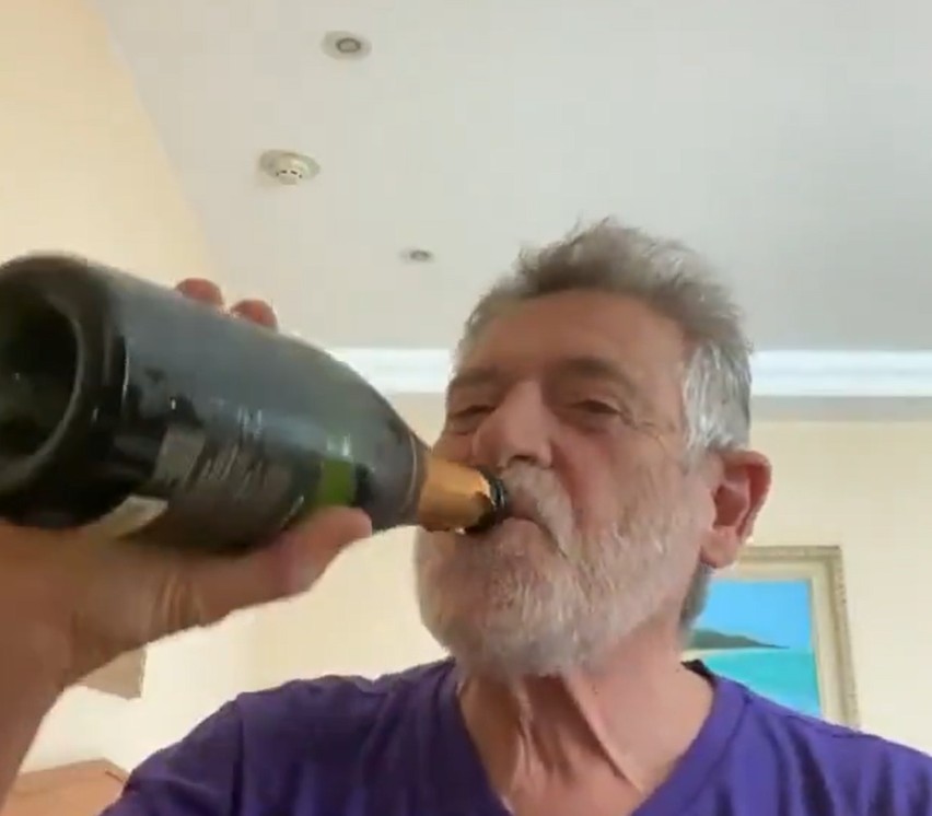 Com champanhe e música, José de Abreu fala de prisão de Bolsonaro