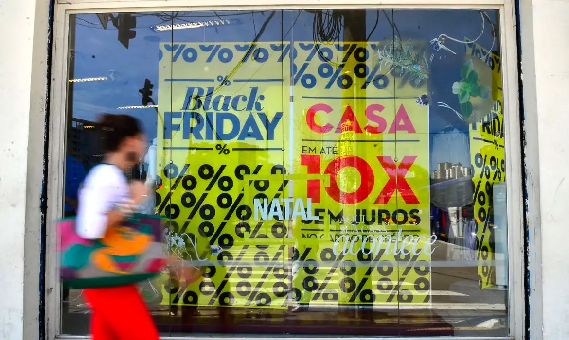 Black Friday impulsiona comércio nacional e traz alta de 7,6% na primeira quinzena de novembro, apontam dados do Itaú Unibanco
