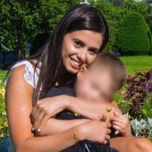 Bruna Ferreira, a mãe do sobrinho da porta-voz da Casa Branca, Karoline Leavitt, abraçando o filho. -