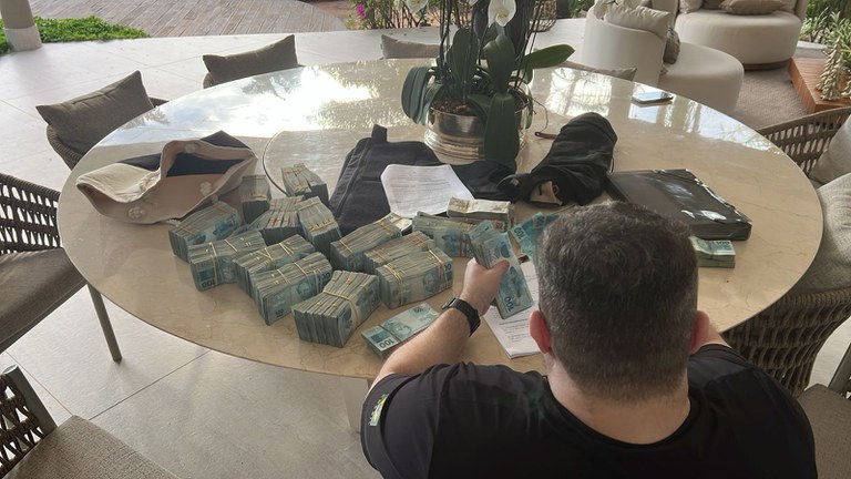 Ação contra Vorcaro apreende carros de luxo, obras de arte e R$ 1,6 milhão em dinheiro vivo