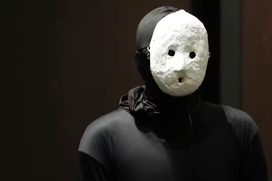 Fenômeno literário japonês, o escritor mascarado Uketsu está de volta