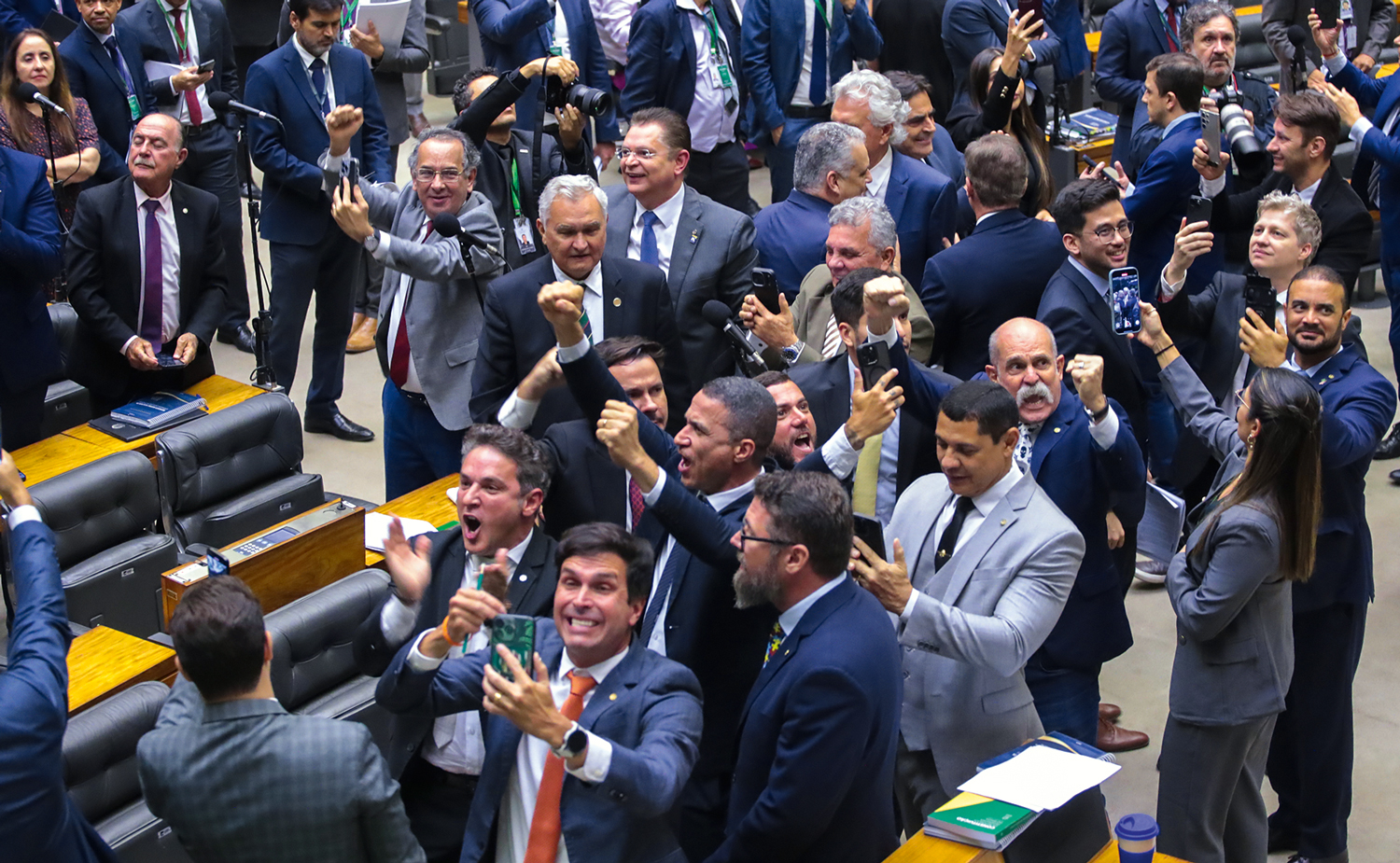 FESTA - Deputados de direita celebram resultado: a disputa agora vai ao Senado