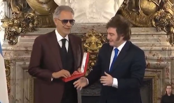 Vídeo: A gafe de Javier Milei ao conceder medalha a Andrea Bocelli