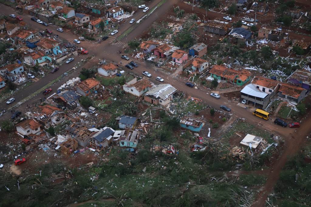 Paraná quer dar R$ 50 mil a famílias atingidas por tornado e Caixa deve liberar FGTS