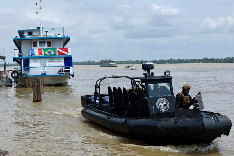 PF faz varredura antibomba em embarcação visitada por Macron em Belém