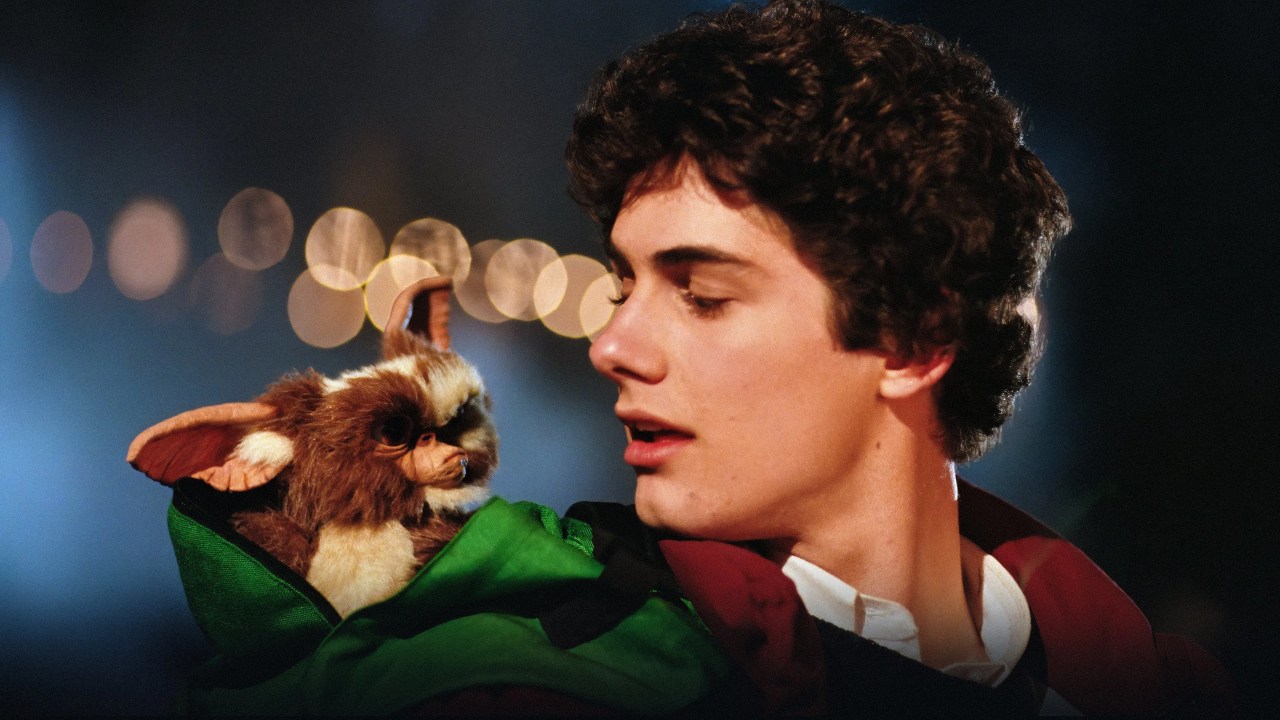 Gizmo e Billy (Zach Galligan) em cena de 'Gremlins'