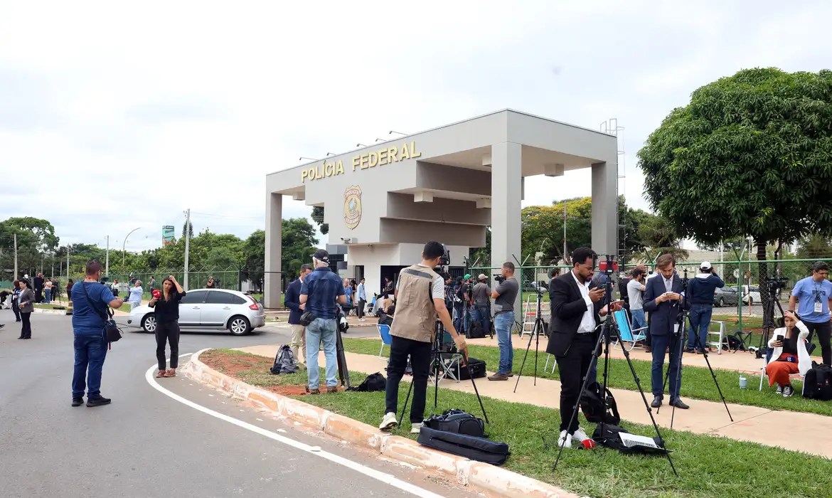 Por que o Exército não quer Bolsonaro preso no quartel