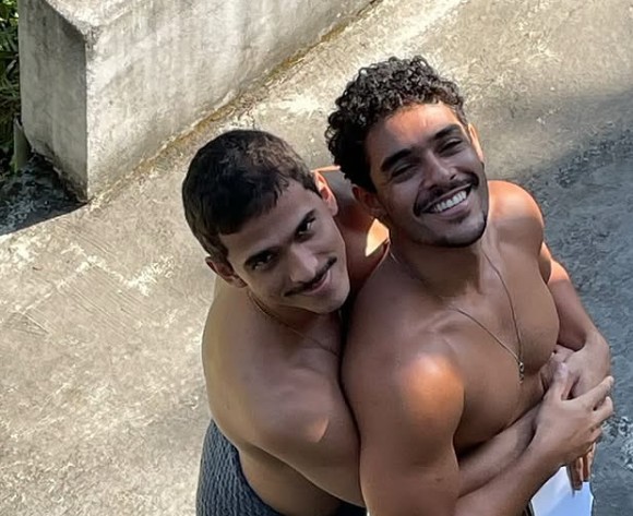 Ator de ‘Os Donos do Jogo’, da Netflix, denuncia homofobia