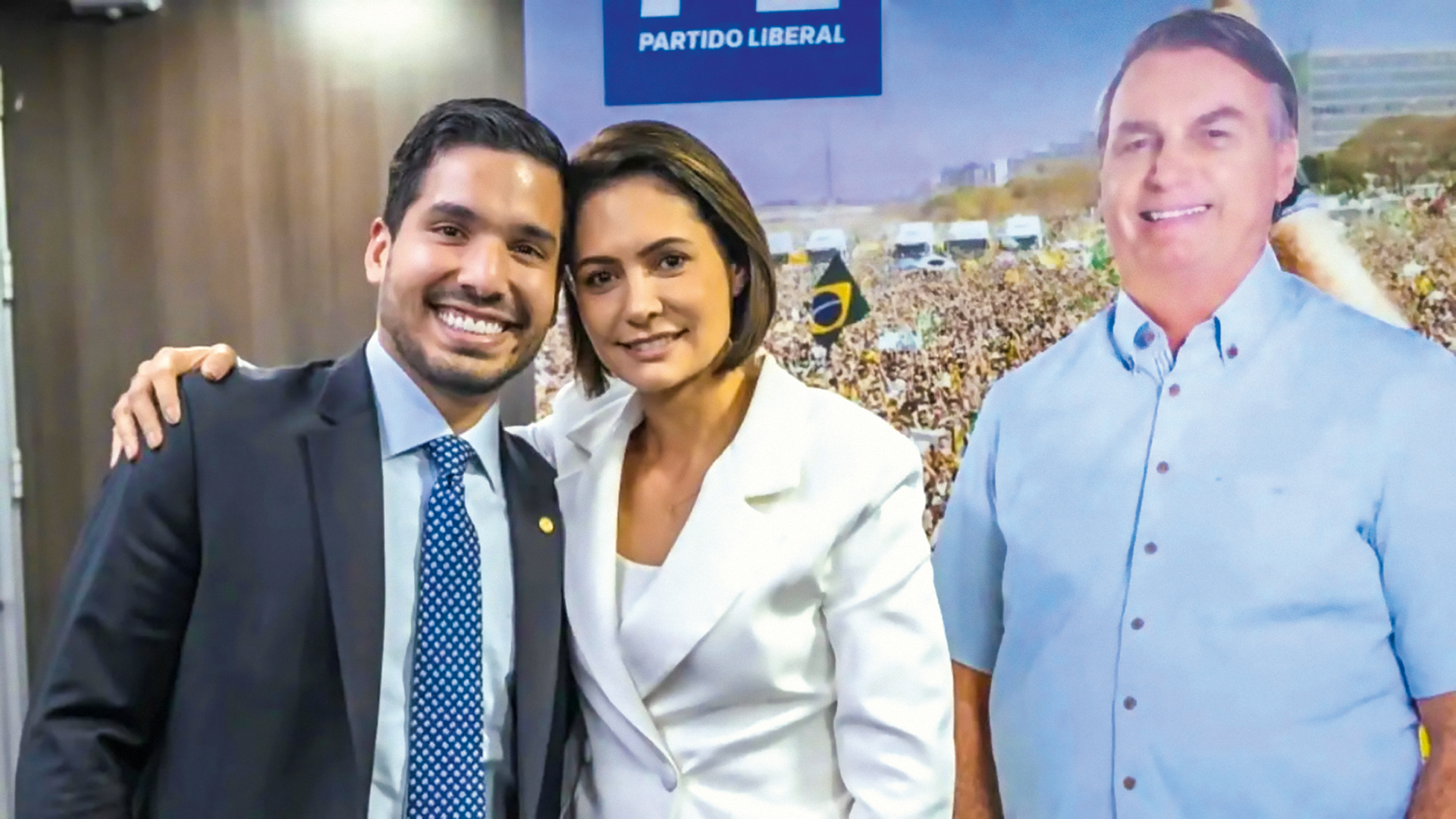 SORRISOS - André Fernandes e a aliada na sede do partido, em Brasília: reunião de emergência após constrangimento