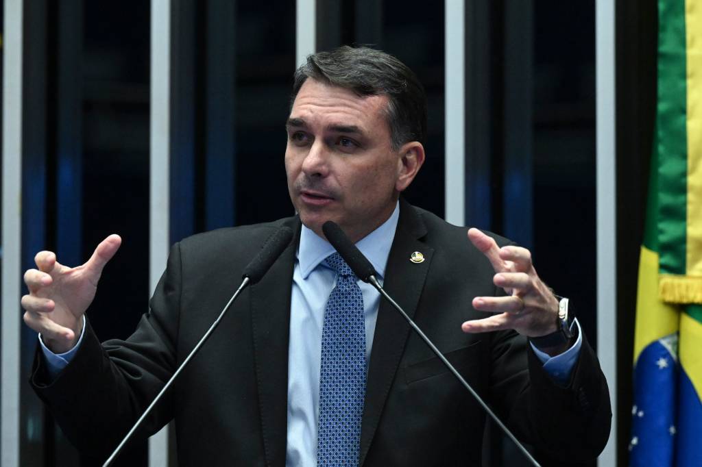 Pré-candidatura de Flávio Bolsonaro não emociona caciques da direita