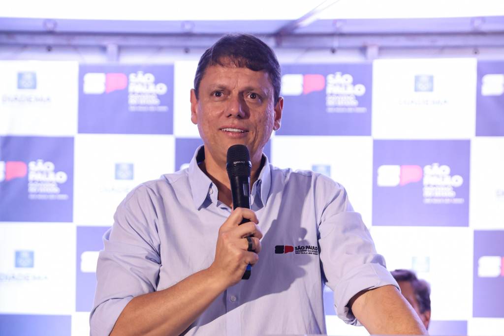 Tarcísio de Freitas rompe o silêncio sobre pré-candidatura de Flávio Bolsonaro