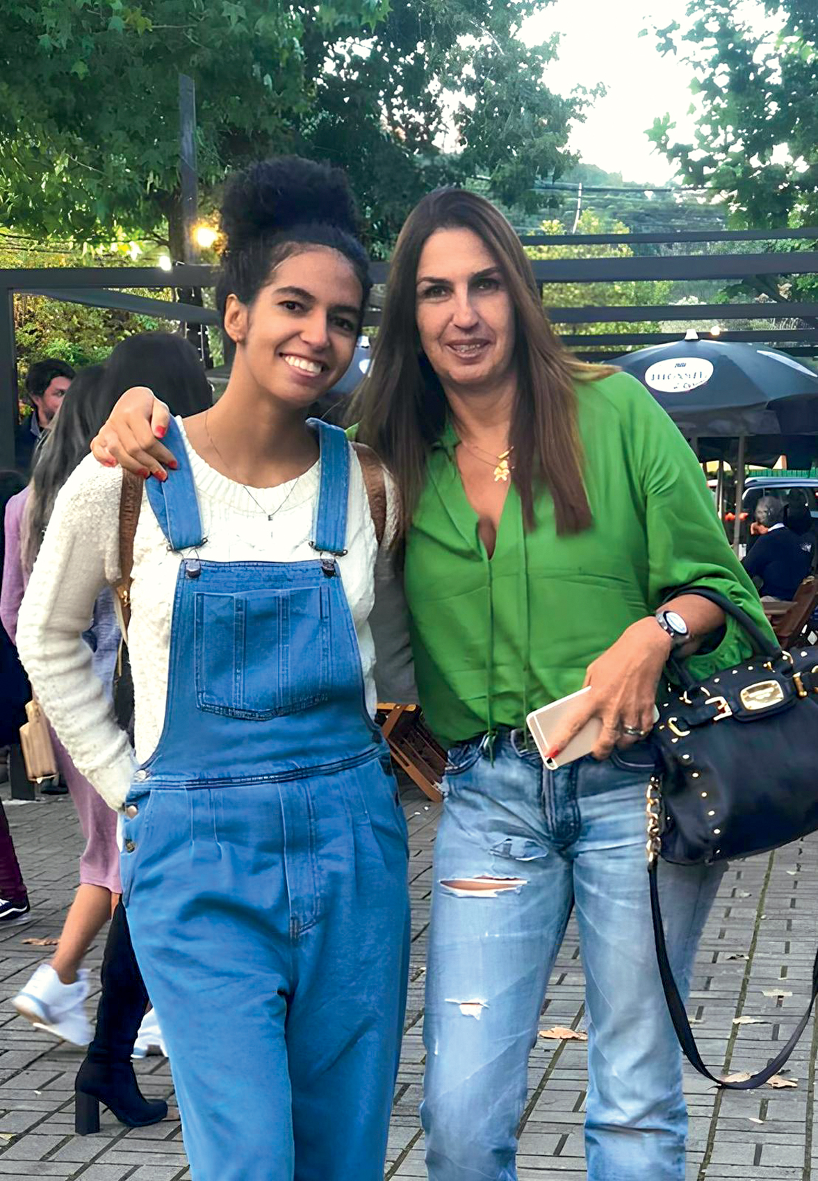 ORGULHO DE SER PROGRESSISTA - A hist&oacute;ria de Daniele L&eacute;ccas (&agrave; dir.), uma ex-dona de casa que precisou trabalhar depois da separa&ccedil;&atilde;o, mexeu com a cabe&ccedil;a da filha, Anabella, de 24 anos (&agrave; esq.). &ldquo;A batalha pela igualdade salarial &eacute; fundamental&rdquo;, afirma a jovem, que luta para ocupar espa&ccedil;o na comunica&ccedil;&atilde;o esportiva.