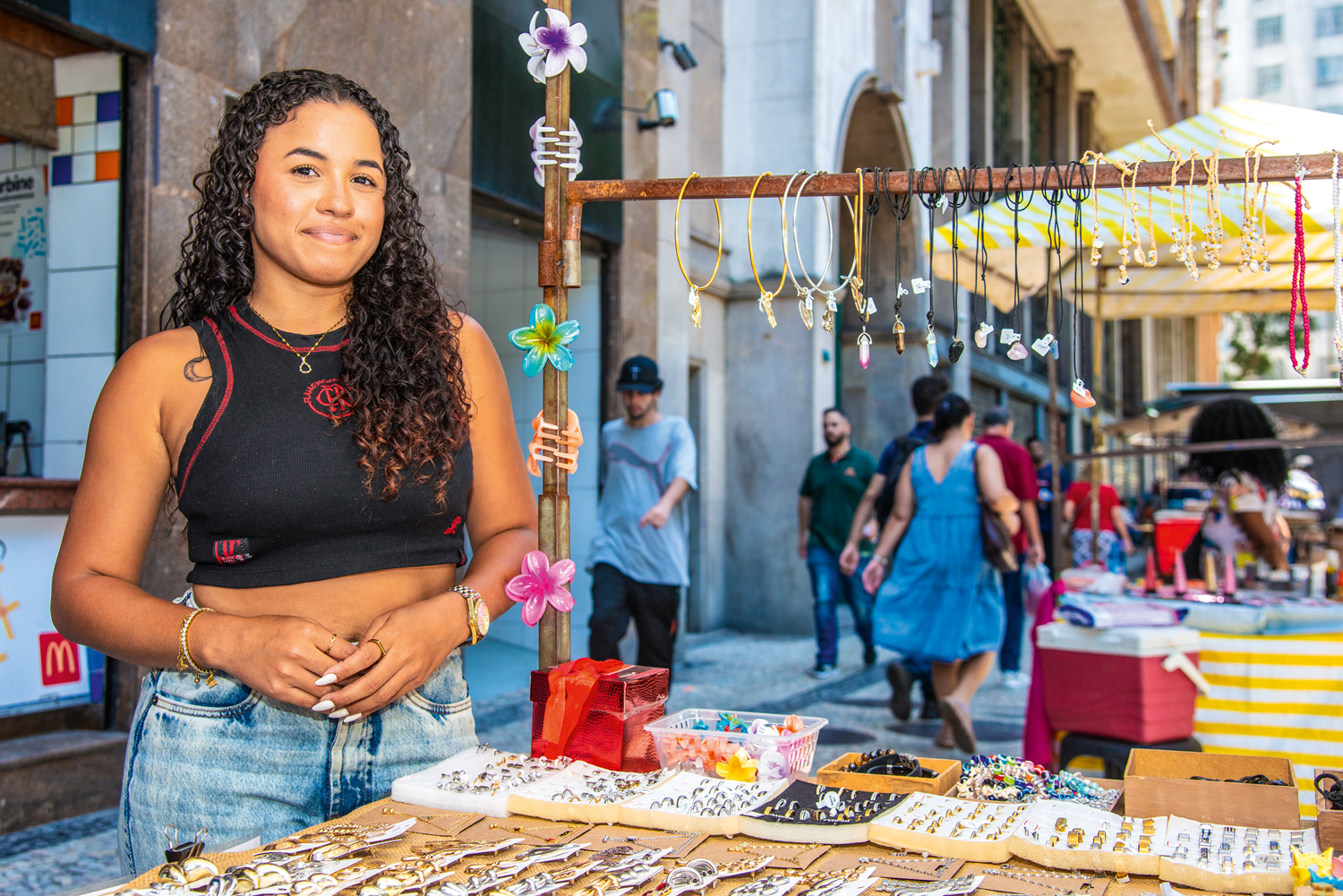 CAROLAINE JATOBÁ, 22 ANOS - A vendedora de bijuterias no Rio de Janeiro diz que as empresas pagam pouco para quem está começando a trabalhar. Por isso, acha melhor ganhar a vida como camelô, o que oferece maior liberdade. “Estou concluindo o curso de administração numa faculdade particular e minha meta é abrir uma loja própria”, afirma. Nos dados do IBGE, Jatobá está empregada.