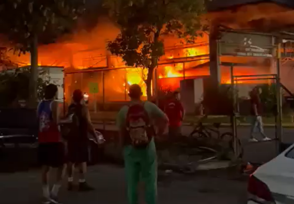 Vídeo: incêndio de grandes proporções atinge Ceasa, na zona Norte do Rio
