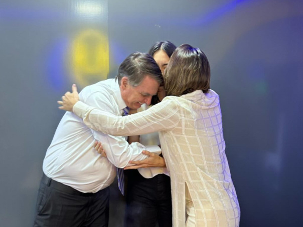 Altura de Laura Bolsonaro chama atenção em visita ao pai na PF